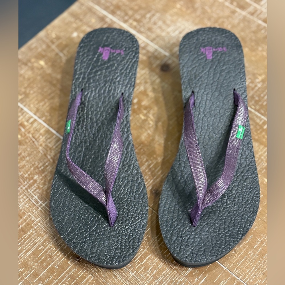 SANUK heeled Purple Flip-Flops
